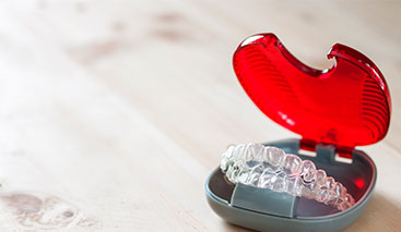 Mit einer Schienentherapie das Kieferknacken verringern.