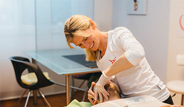 Mit Physiotherapie Ursachen für Kieferknacken behandeln.